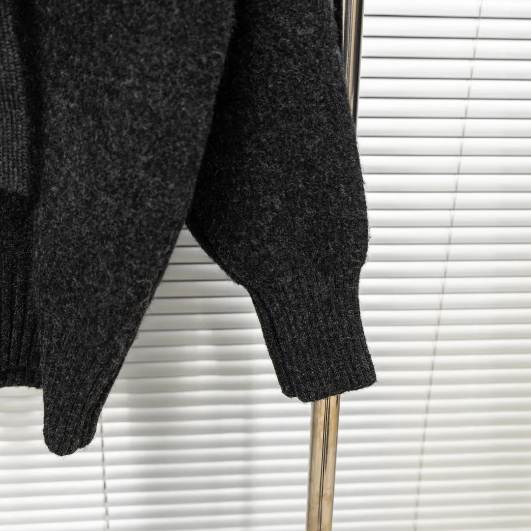 P330 top version (different currencies) Style: Stone Island STONE LSLAND high weight knitted wool V-neck hooded sweater Color: Picture color Size: M-XXXL Fabric: Blended Accessories: Full set of customized accessories No gender distinction, same style for men and women